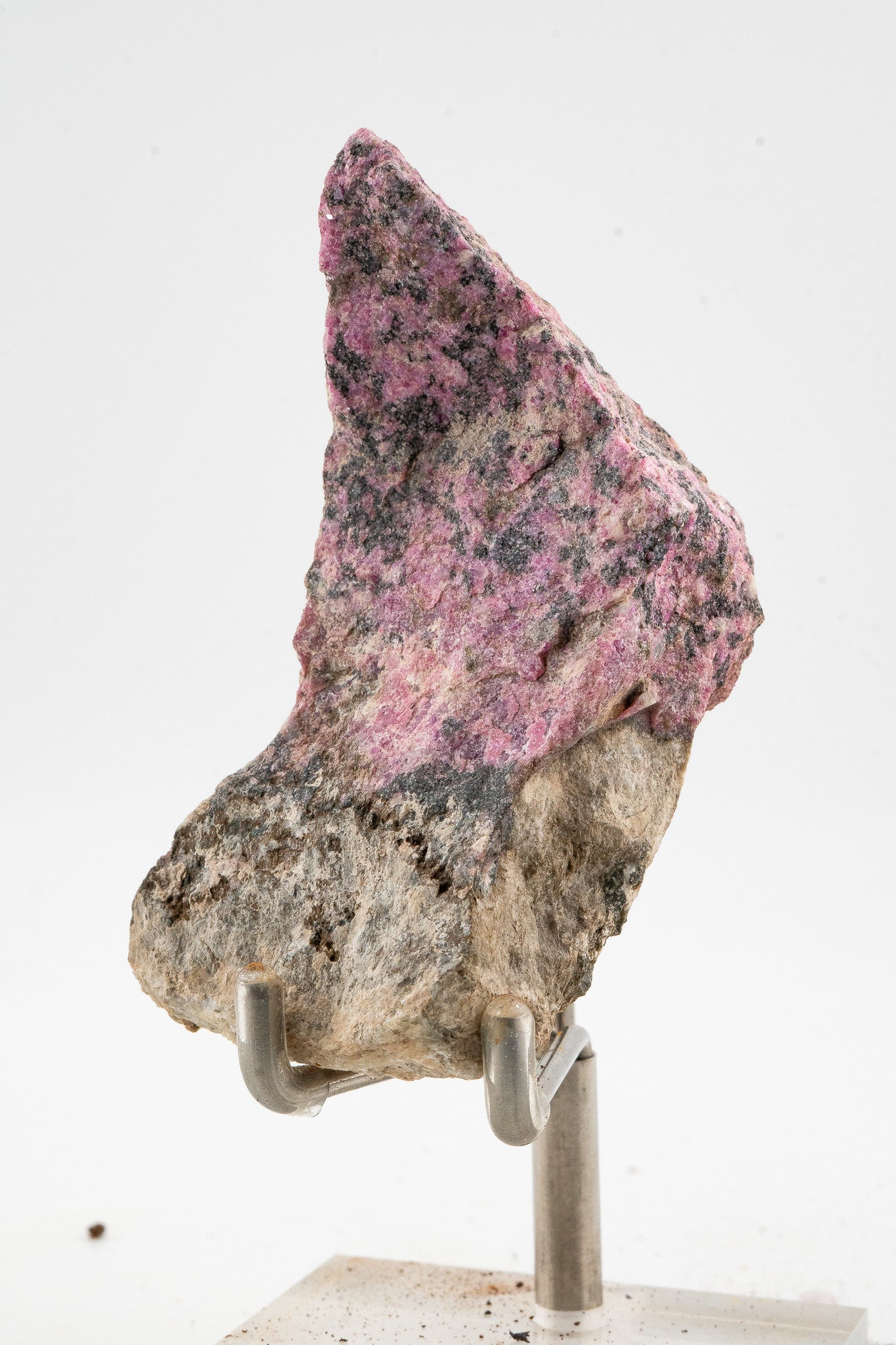 Eudialyte - Ocampo, Coahuila, Mexico - UV Reactive
