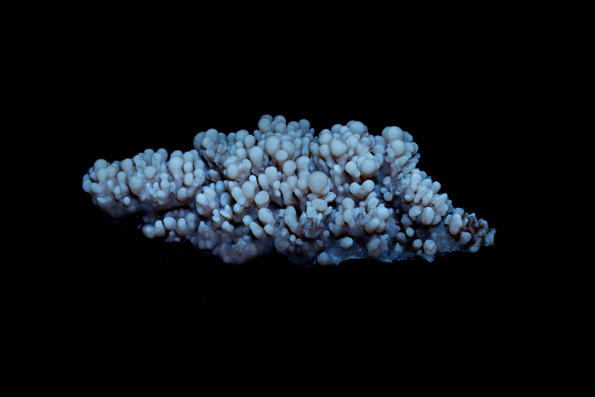 Crystalline Stalactite - Calcite - Yunan, China - UV Reactive